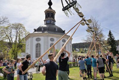 Carlsfelder haben Maifest gefeiert - In Carlsfeld ist heute der Maibaum aufgestellt worden. Foto: Ralf Wendland