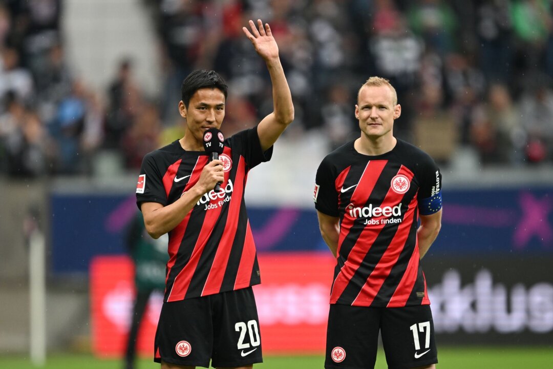 Eintracht-Legenden Rode und Hasebe feierlich verabschiedet - Über 57.000 Zuschauer verabschieden Frankfurts Makoto Hasebe (l) und Sebastian Rode nach dem Spiel.