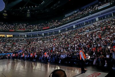 Es ist vollbracht: Unglaubliche Niners holen sich den Europapokal - Die Halle in Istanbul war mit über 13.000 Fans gut gefüllt.