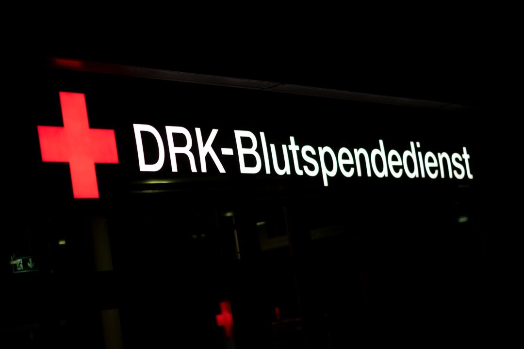 Ferien und Feiertage: Aufruf Blutspenden und Extratermine - Eine Leuchtreklame am Gebäude des Blutspendedienstes des Deutschen Roten Kreuz in Dresden Johannstadt leuchtet am Abend.