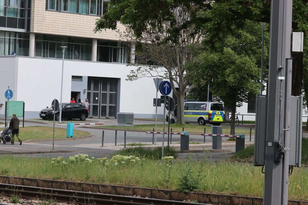 Halle-Attentäter verweigert ärztliche Behandlung in Klinik - Ein Polizeifahrzeug steht vor dem Klinikum in Erfurt.