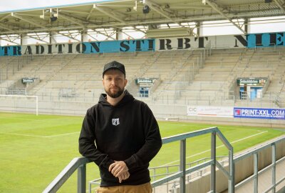 Himmelblaue gewähren Einblicke in den CFC-Fanshop - Seit nunmehr drei Jahren ist Niels Vogt als Leiter für den CFC-Fanshop im "Stadion - An der Gellertstraße" verantwortlich. Foto: Marcus Hengst