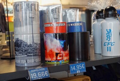 Himmelblaue gewähren Einblicke in den CFC-Fanshop - Auch Tassen erfreuen sich großer Beliebtheit - und mit der sogenannten "Pyro-Tasse" hat der CFC für einen echten Verkaufsschlager gesorgt. Foto: Marcus Hengst
