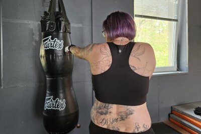 Jenny (36) aus dem Erzgebirge: Tattoos als Therapie für die Seele - Jedes neue Tattoo ist ein weiterer Schritt auf ihrem Weg der Selbstfindung und Selbstausdrucks.