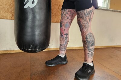 Jenny (36) aus dem Erzgebirge: Tattoos als Therapie für die Seele - Seit einem Jahr tätowiert sie sich sogar selbst, was ihre Verbindung zur Kunst auf eine neue Ebene hebt.