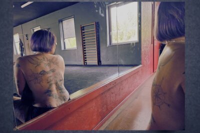 Jenny (36) aus dem Erzgebirge: Tattoos als Therapie für die Seele - "Meine Haut ist wie ein noch unvollendetes Buch", erklärt sie. Von Motorradfahren bis zur Liebe zur Ostsee, von Skulls bis zu Erinnerungen an ihren verstorbenen Opa - jedes Tattoo erzählt eine Geschichte.