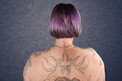 Jenny (36) aus dem Erzgebirge: Tattoos als Therapie für die Seele - Mit 17 Jahren ließ Jenny ihr erstes Tattoo stechen - das damals sogenannte Arsch-Geweih. Statt an der gewöhnlichen Stelle zierte es ihre Schulterblätter. "Es war mein erster Schritt in die Welt der Tattoos, ein Ausdruck meiner Individualität", erinnert sie sich lächelnd.