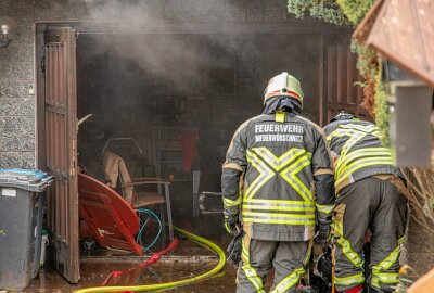 Nach Brand in Niederwürschnitz: Ermittler liegen sich zur Ursache fest - Dichter Rauch im gesamten Haus: Feuerwehr kämpft mit schwerem Atemschutz. Foto: Andre März