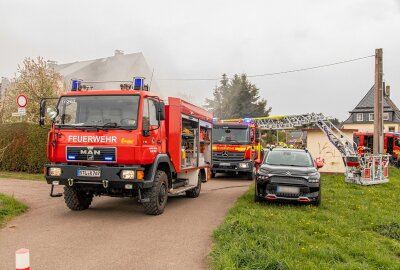 Nach Brand in Niederwürschnitz: Ermittler liegen sich zur Ursache fest - Dichter Rauch im gesamten Haus: Feuerwehr kämpft mit schwerem Atemschutz. Foto: Andre März
