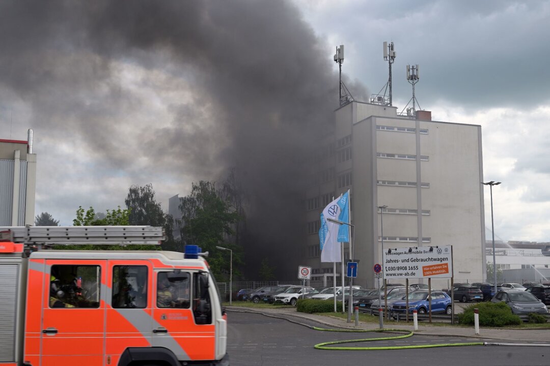 Nach Großbrand in Metallwerk - Feuerwehr gibt Entwarnung - Rauch verhüllt ein Gebäude in Berlin-Lichtenfelde. Bei einem Großbrand in einer Firma für Metalltechnik hat sich am Freitag eine riesige Rauchwolke über dem Westen der Stadt gebildet.