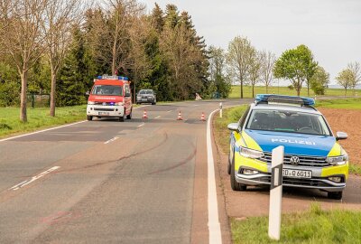 PKW überschlägt sich auf Landstraße im Erzgebirge: Fahrerin in Klinik - Rettungskräfte sind am Unfallort. Foto: André März