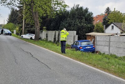 Schwerer Verkehrsunfall in Zwickau: Kollision zwischen Skoda und Ford - 57-Jähriger gerät auf Gegenfahrbahn und verursacht Zusammenstoß. Foto: Mike Müller