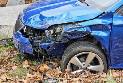 Schwerer Verkehrsunfall in Zwickau: Kollision zwischen Skoda und Ford - Schwerer Crash: Skoda kracht in Grundstücksmauer nach Kollision mit Ford. Foto: Mike Müller