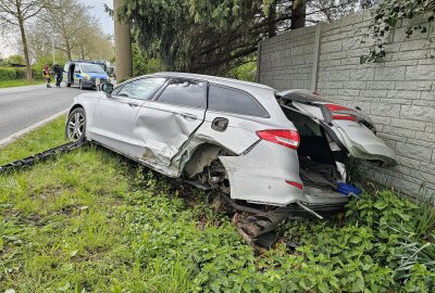 Schwerer Verkehrsunfall in Zwickau: Kollision zwischen Skoda und Ford - 57-Jähriger gerät auf Gegenfahrbahn und verursacht Zusammenstoß. Foto: Mike Müller