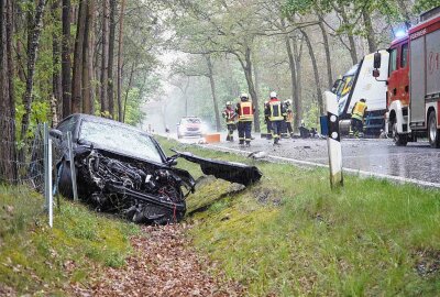 Schwerer Verkehrsunfall: PKW kollidiert mit LKW - Der Rettungsdienst war schnell vor Ort. Foto:xcitepress/brl