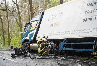 Schwerer Verkehrsunfall: PKW kollidiert mit LKW - Der Rettungsdienst war schnell vor Ort. Foto:xcitepress/brl