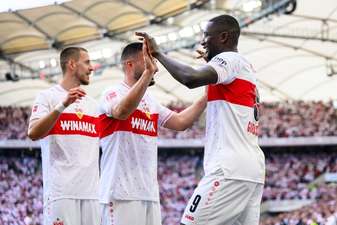 VfB wird dank Guirassy-Show und Punkte-Rekord Vizemeister - Auch am letzten Spieltag trifft Stuttgarts Serhou Guirassy (r) für den VfB.