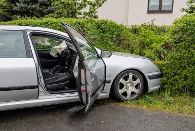 Vollsperrung in Aue nach Verkehrsunfall - Der Peugeot kam in einer Hecke zum stehen. Foto: Niko Mutschmann