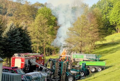 Wiesenbrand in Dittersdorf: Die Feuerwehr rückt aus - Wiesenbrand in Dittersdorf. Foto: Daniel Unger