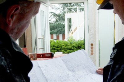 Zu großes Eigenheim im Alter: Wie wär's mit Mitbewohnern? - Projekt Eigenheim: Der Bauantrag sollte erst gestellt werden, wenn der Zeitpunkt für den Bau oder Umbau feststeht, da eine Baugenehmigung mit der Zeit erlöschen kann.