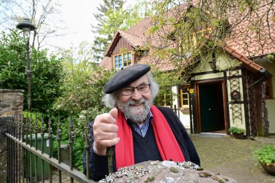Zu großes Eigenheim im Alter: Wie wär's mit Mitbewohnern? - Rentner Norbert Lippenmeier steht vor seinem Haus. Noch wohnt er alleine, trägt sich aber mit dem Gedanken, sein Anwesen für weitere Parteien zu öffnen.