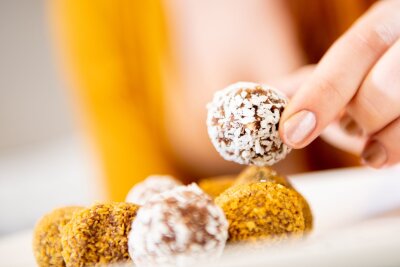 10 Dinge, die Sie über das Fasten wissen sollten - Verlockende Praline: Auf Süßigkeiten zu verzichten, fällt vielen schwer.