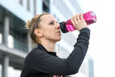 10 Tipps für Läufer, die ihre Fitness steigern wollen - Auffüllen: Nach einem langen Lauf immer ausreichend trinken.
