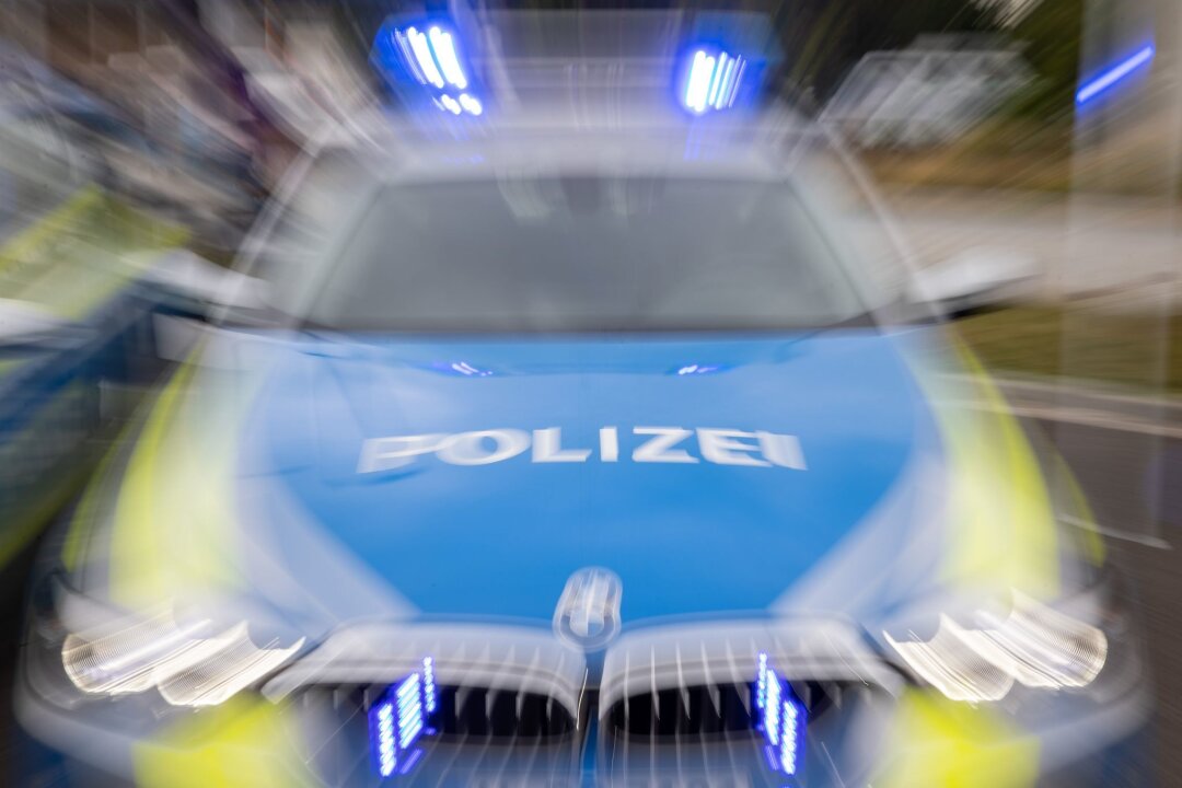 13-Jährige kracht mit Auto in Altpapiercontainer - Ein Streifenwagen der Polizei mit eingeschaltetem Blaulicht.