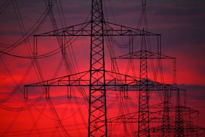 15 Fakten zu Strom, die Sie kennen sollten - Strom wird in Kraftwerken produziert und über Stromleitungen transportiert.
