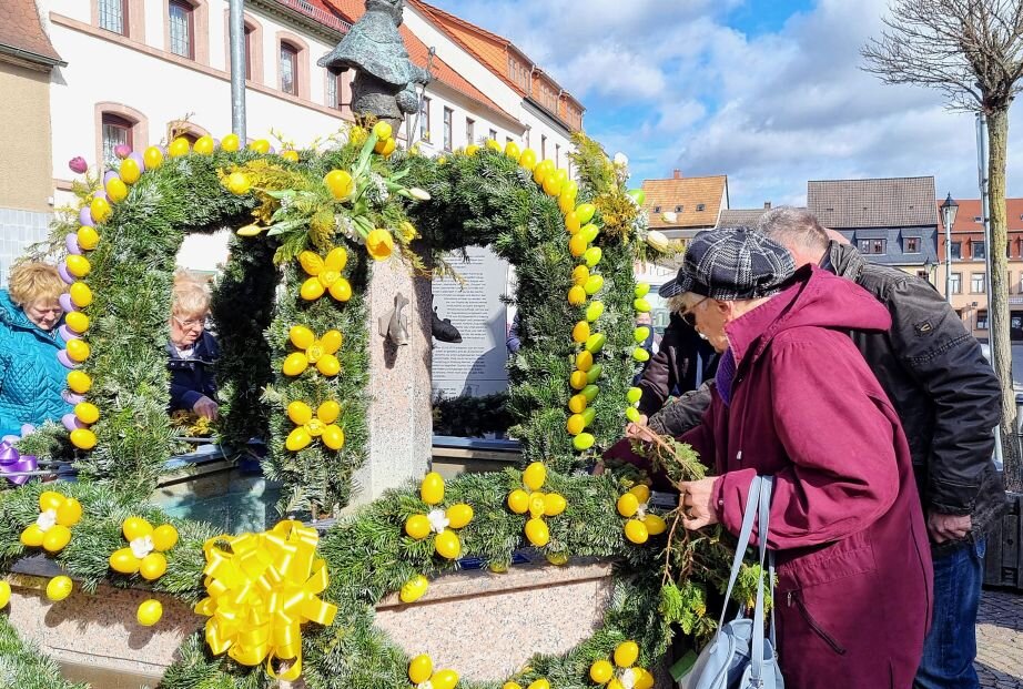 22. Osterkrone ziert den Marktbrunnen in Lunzenau - Die 22. Osterkrone ziert nun den Marktbrunnen in Lunzenau. Foto: Andrea Funke