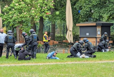 290 Polizeibeamte in Leipzig im Einsatz: Was ist passiert? - Auch ein Streit zwischen Hooligans in einem Biergarten wurde simuliert. Foto: Christian Grube