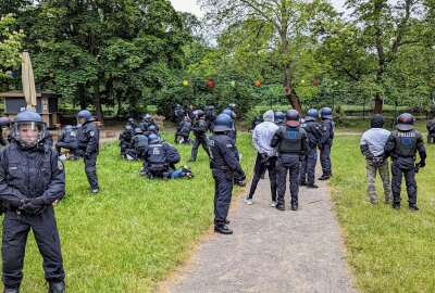 290 Polizeibeamte in Leipzig im Einsatz: Was ist passiert? - Auch ein Streit zwischen Hooligans in einem Biergarten wurde simuliert. Foto: Christian Grube