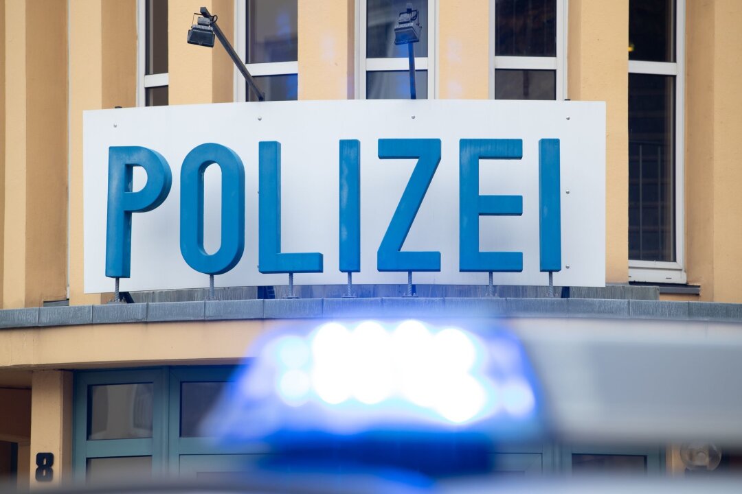 35-Jähriger prallt bei Kamenz mit Auto gegen Baum und stirbt - Ein Einsatzwagen der Polizei steht vor einer Dienststelle.