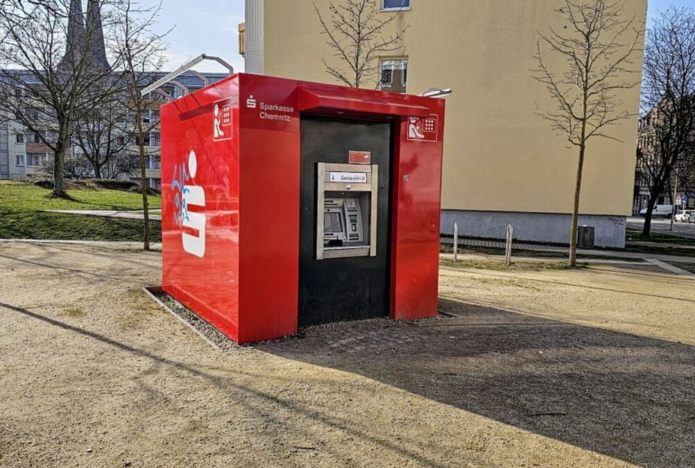 36-Jähriger vor Geldautomat auf Sonnenberg beraubt - Vor dem Raub hob der 36-Jährige Geld ab Foto: Harry Haertel