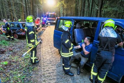 40 Einsatzkräfte rücken für schweres Unfall-Szenario aus -  Einsatzübung in Schneeberg. Foto: Niko Mutschmann