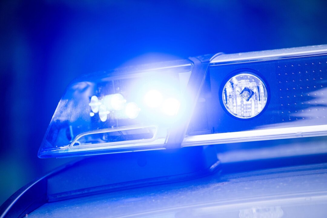 40-Jähriger in Leipzig angegriffen - Mann im Krankenhaus - Ein Blaulicht leuchtet an einer Polizeistreife.