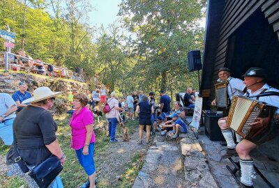 44. Kunnersteinfest lockt Hunderte Besucher an - Die Felsen vor der Hütte wirken wie Tribünen. Foto: Andreas Bauer