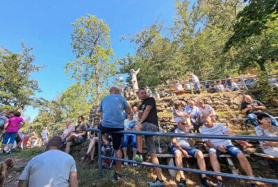 44. Kunnersteinfest lockt Hunderte Besucher an - Wer etwas päter kam, musste lange nach einem Sitzplatz suchen. Foto: Andreas Bauer