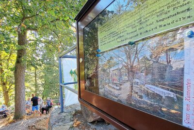 44. Kunnersteinfest lockt Hunderte Besucher an - Eine Tafel schildert die Geschichte des Gasthauses, das einst am Kunnerstein stand. Foto: Andreas Bauer