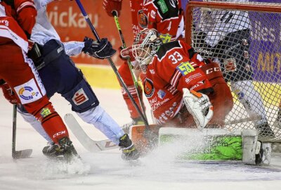 5:1! Eispiraten schlagen Kassel in Jubiläumsspiel - Die Eispiraten Crimmitschau haben ihr erstes Heimspiel im Jahr 2022 für sich entschieden. Foto: Andreas Kretschel
