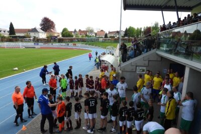 700 Zuschauer beim Fußball-Legendenspiel in Mittweida - In Mittweida trafen am Samstag die mittelsächsischen "Legenden" vor einer beeindruckenden Kulisse von 700 Zuschauern auf die Bundesliga-Auswahl Ost.