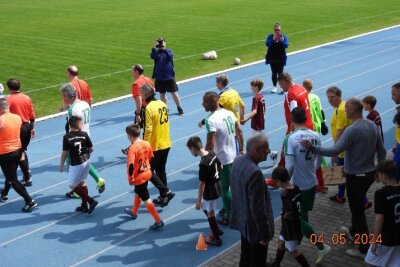 700 Zuschauer beim Fußball-Legendenspiel in Mittweida - In Mittweida trafen am Samstag die mittelsächsischen "Legenden" vor einer beeindruckenden Kulisse von 700 Zuschauern auf die Bundesliga-Auswahl Ost.