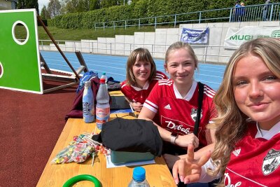 700 Zuschauer beim Fußball-Legendenspiel in Mittweida - Das Torwandschießen wurde von der Frauenmannschaft des SV Wacker 22 Auerswalde begleitet.