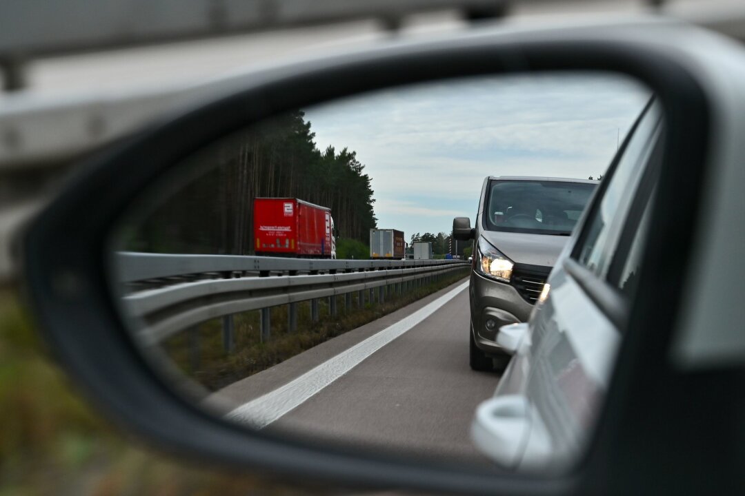 Abstand halten: Das müssen Autofahrer wissen - Drängler im Außenspiegel: Ausreichend Abstand zu halten, ist für die Sicherheit aller Verkehrsteilnehmer entscheidend.