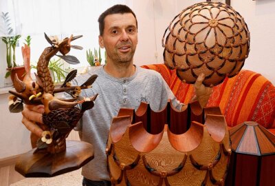 Ach, du dickes Ei! Lichtensteiner präsentiert zweites Riesenei - Der Tüftler hat im Ei einen Hohlraum für die Überraschung eingebaut. Foto: Markus Pfeifer