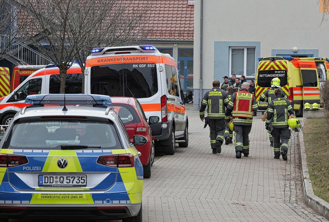 Alarm in Schule: Mehrere Schüler und Schülerinnen im Krankenhaus - Notarzt und Feuerwehr sind vor Ort. Foto: Andreas Kretschel