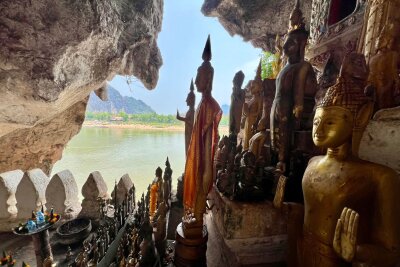 Am Mekong: Heilige Höhlen mit 6000 Buddha-Statuen - Eine Gruppe von Buddha-Statuen in den Pak Ou Caves. Die Höhlen direkt am Mekong gelten als eine der wichtigsten buddhistischen Stätten in Laos.