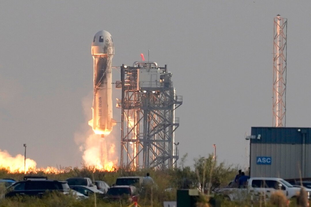 Amazon-Gründer Bezos schickt weitere sechs Menschen ins All - Die "New-Shepard"-Rakete von Blue Origin startet vom US-Bundesstaat Texas aus ihren Kurz-Ausflug ins Weltall (Archivbild).
