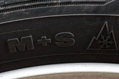 An diesen 10 Symbolen erkennen Sie sichere Reifen - Wintertaugliche Reifen erkennen Sie an diesen beiden Symbolen: Die Abkürzung M+S steht für Matsch und Schnee.