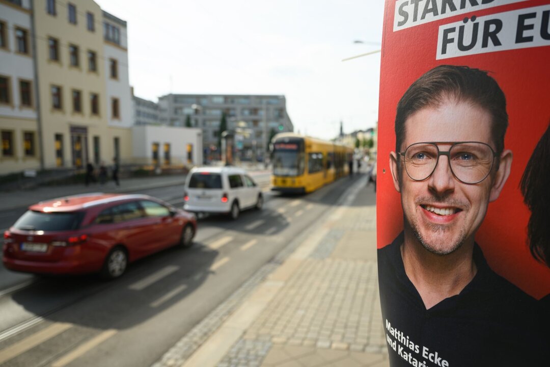 Angriff auf SPD-Politiker - 17-Jähriger stellt sich - Ein Wahlplakat des sächsischen SPD-Spitzenkandidaten Matthias Ecke hängt an der Schandauer Straße in Dresden.